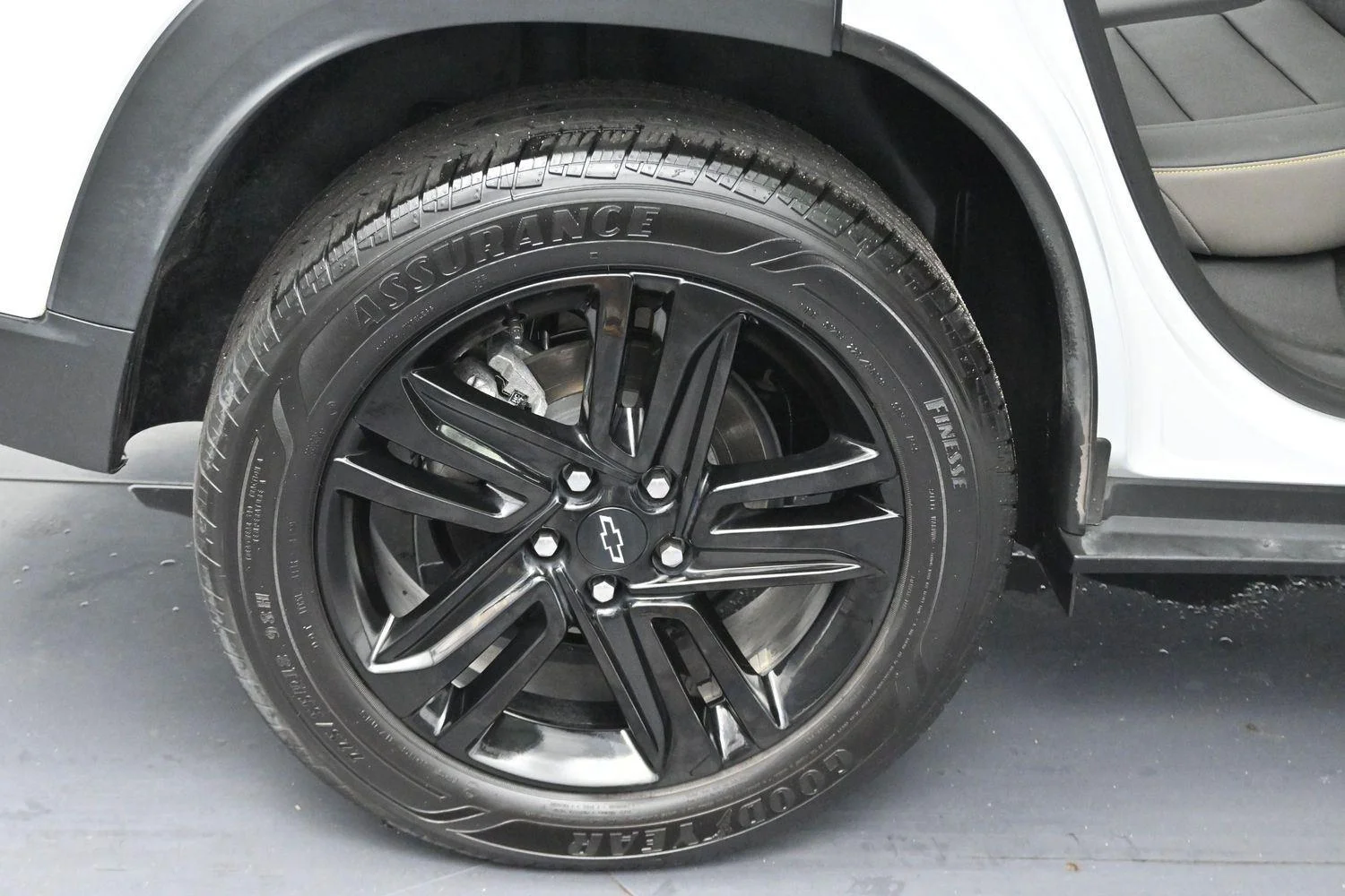 Used 2025 Summit White Chevrolet ACTIV image 31