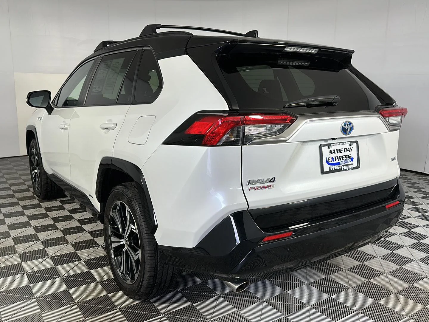 Used 2023 Wind Chill Pearl w/Midnight Black Metallic Roof Toyota XSE image 4