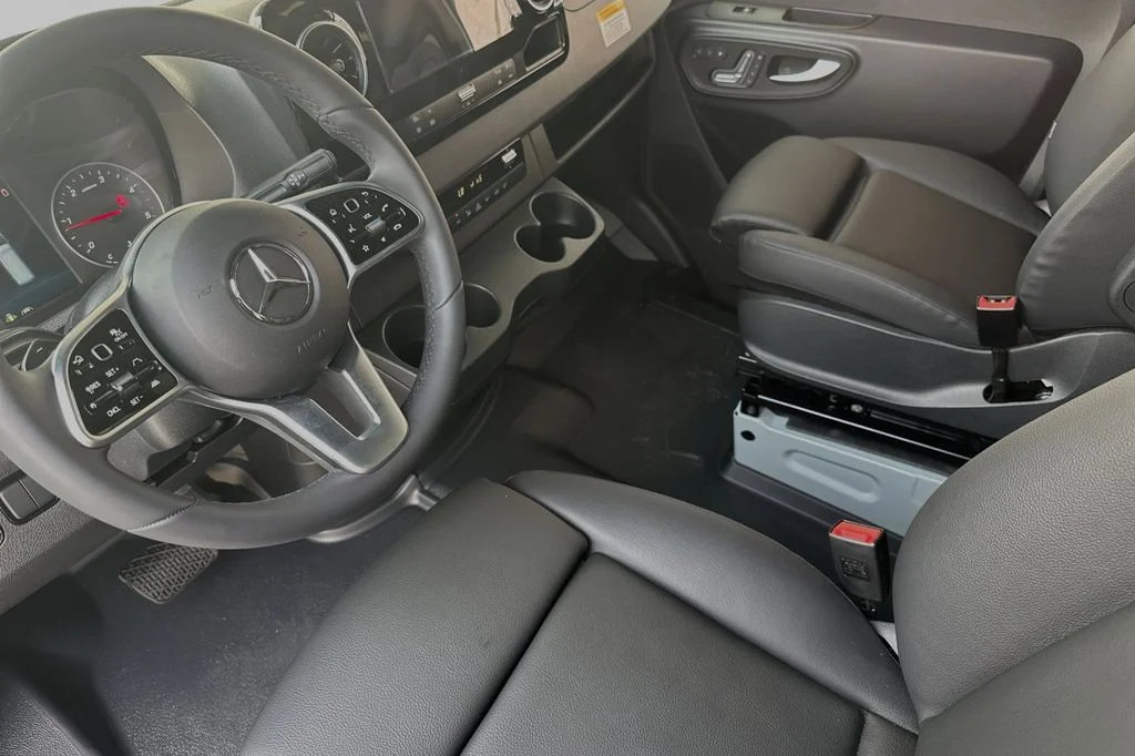 Used 2024  Mercedes-Benz Cargo 170 WB image 9