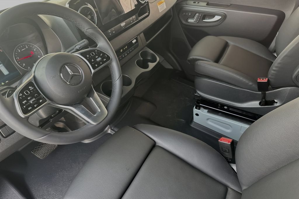 Used 2024  Mercedes-Benz Cargo 170 WB image 9