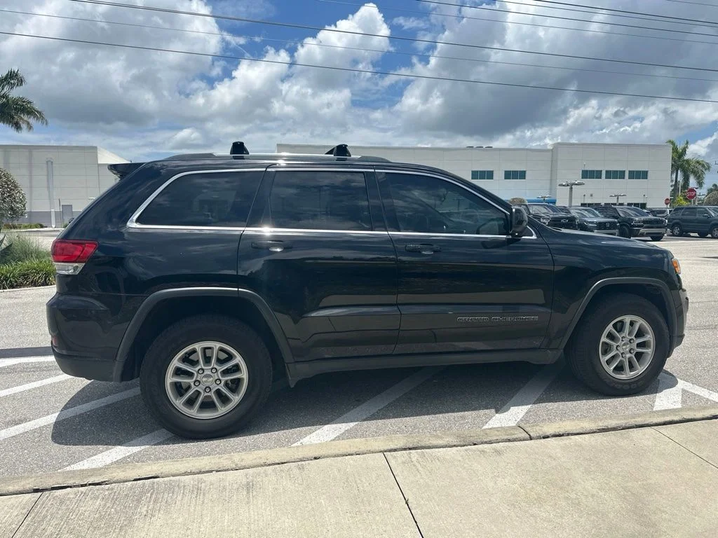 Used 2020 Diamond Black Jeep Laredo E image 5