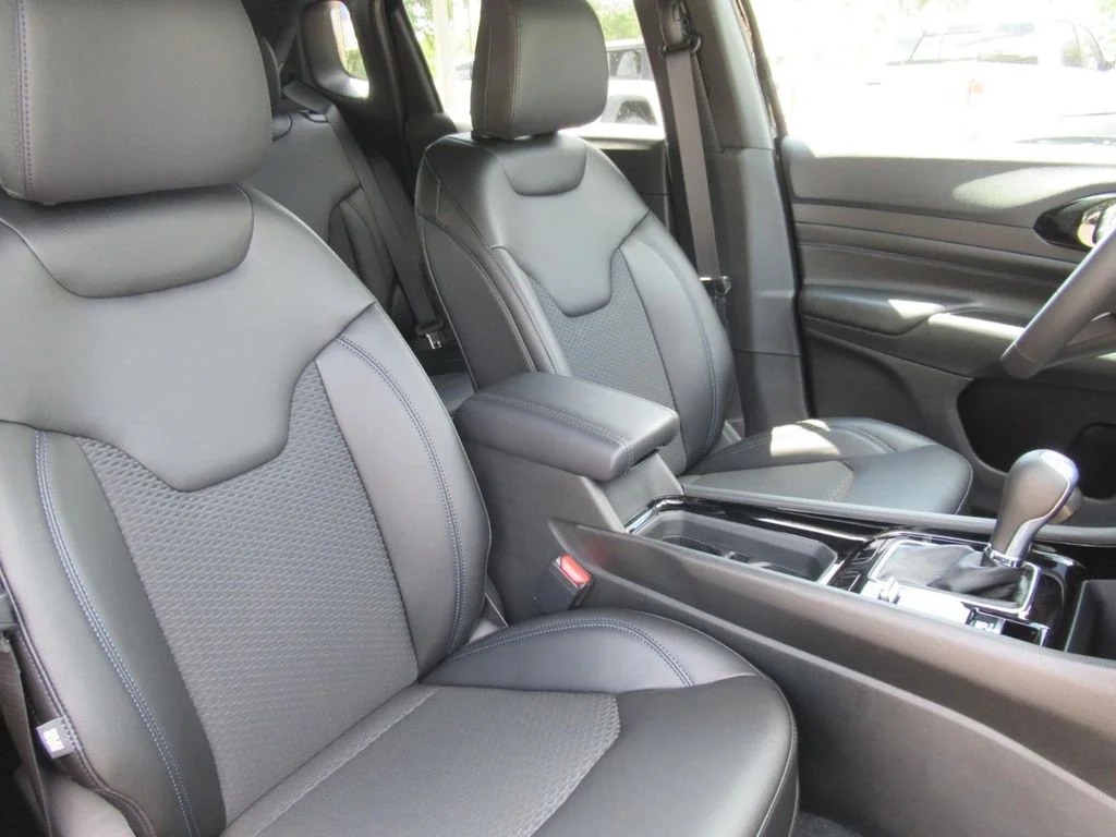 New 2026 Diamond Black Crystal Pearl-Coat Exterior Paint Jeep Latitude Altitude image 9