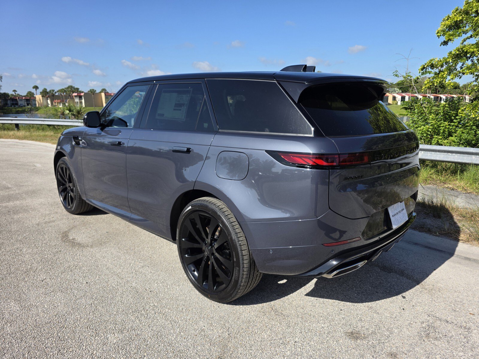 New 2026 Varesine Blue Land Rover P460e Dynamic SE PHEV image 2