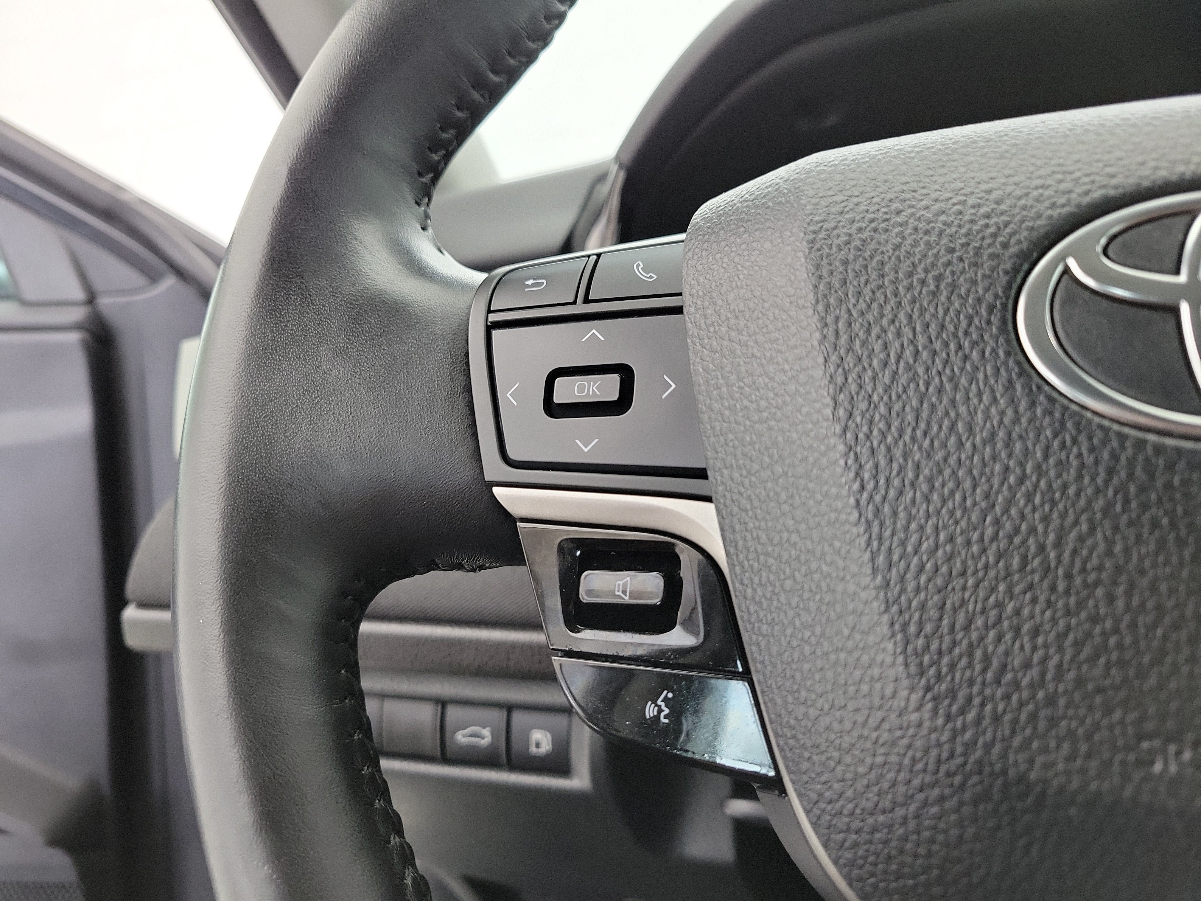 Used 2025 Underground Toyota LE image 23