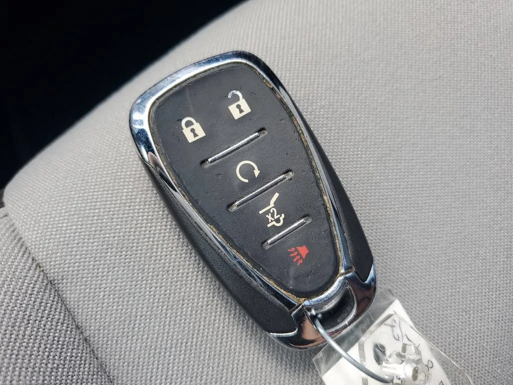 Used 2020 SUMMIT WHITE Chevrolet LT image 26