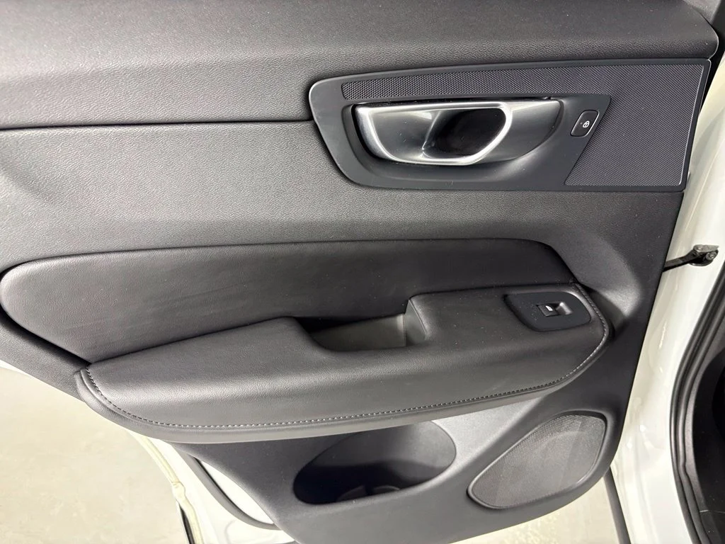 Used 2024 White Volvo T8 Plus Dark Theme image 33