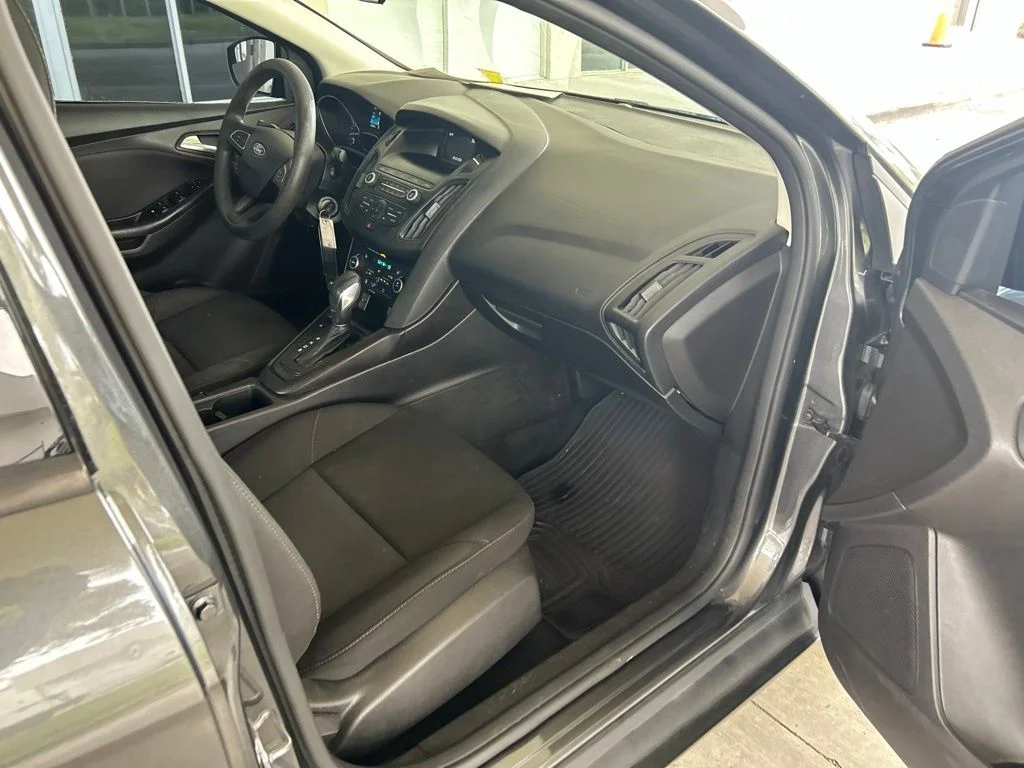 Used 2018 Gray Ford SE image 24