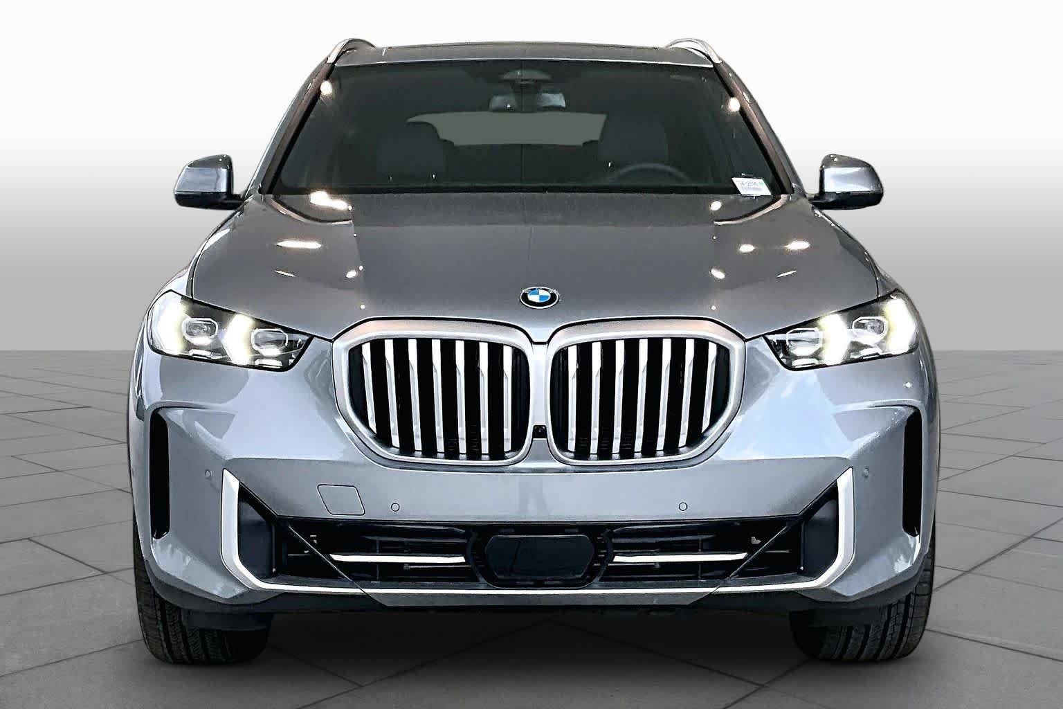 Used 2026 Skyscraper Grey Metallic BMW sDrive40i image 3