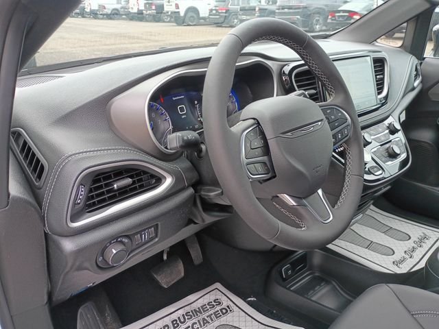 Used 2027 White Chrysler Select image 11
