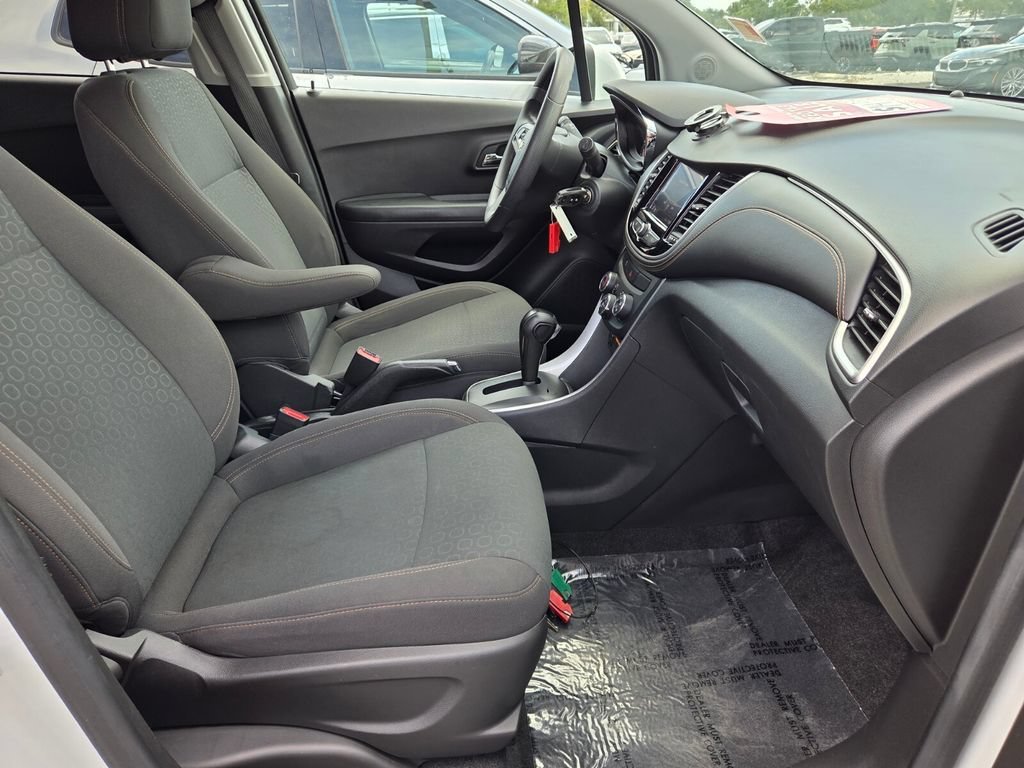 2022 Chevrolet Trax LS - Photo 14
