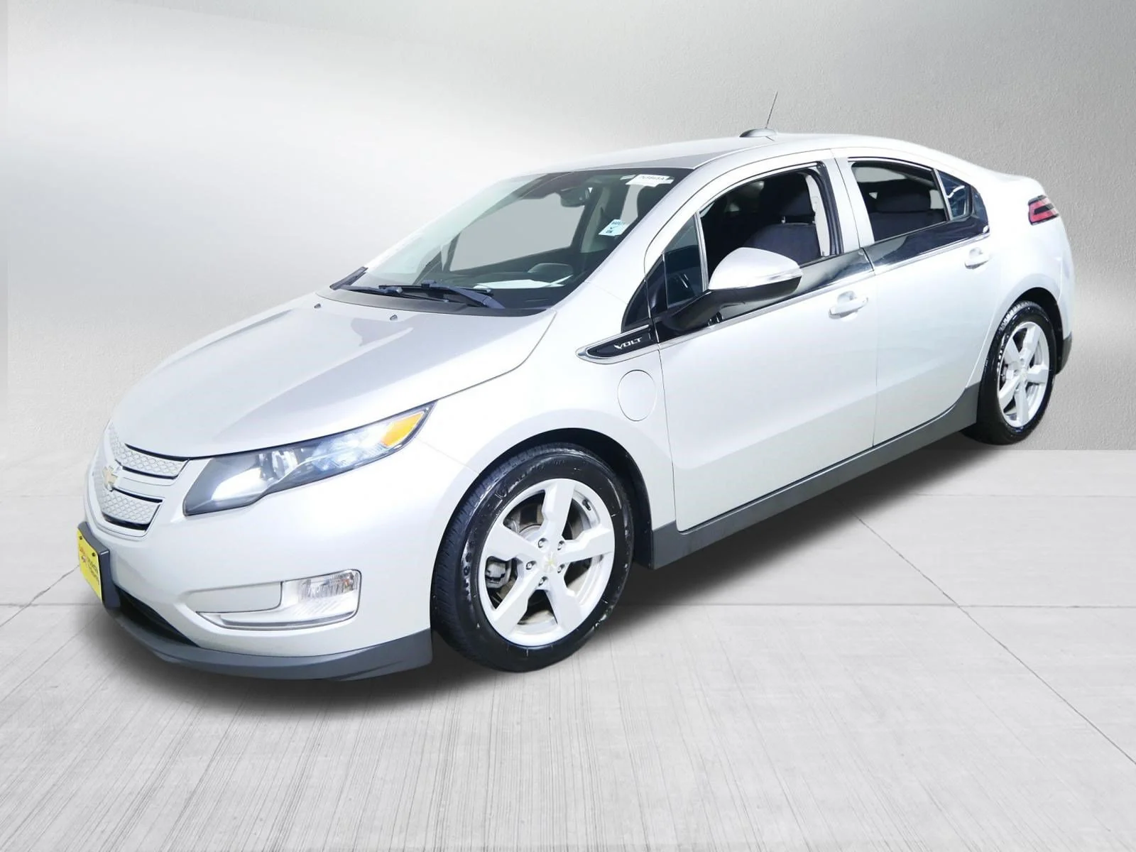 Used 2015 Silver Ice Metallic Chevrolet  image 3