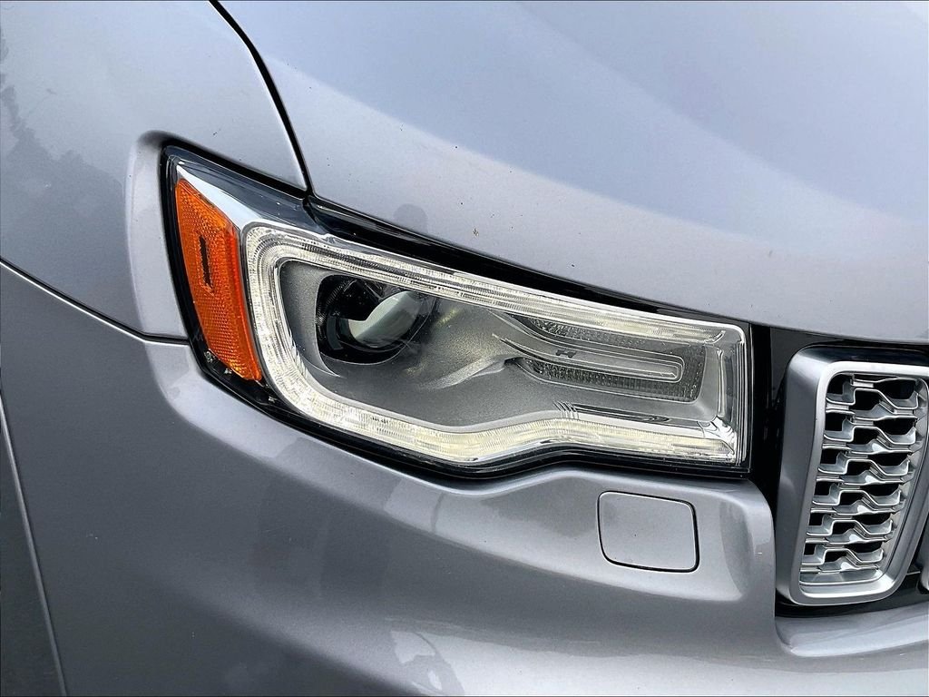 Used 2018 Billet Silver Metallic Clearcoat Jeep Summit image 33
