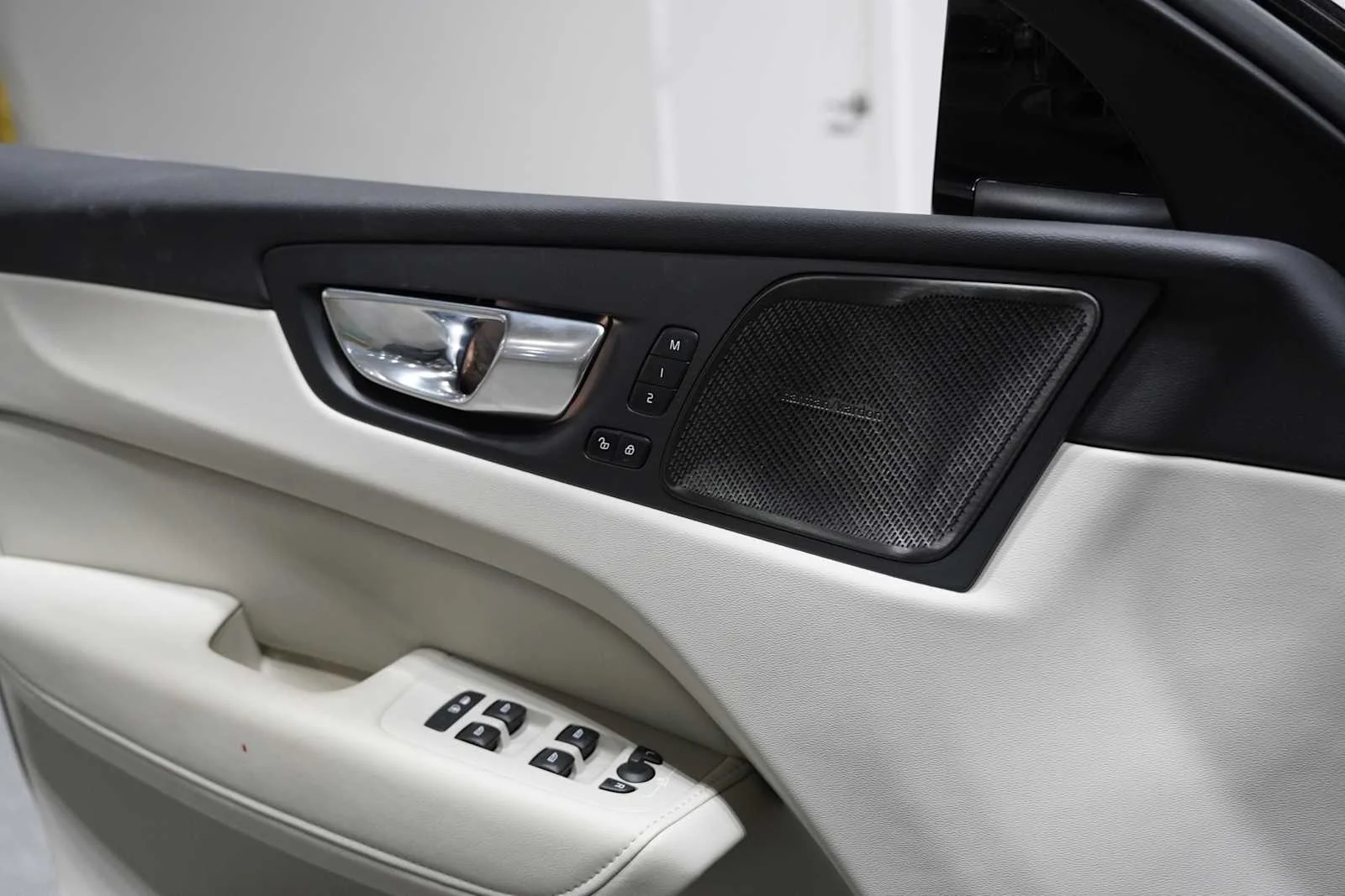 Used 2022 BLACK Volvo Inscription image 11