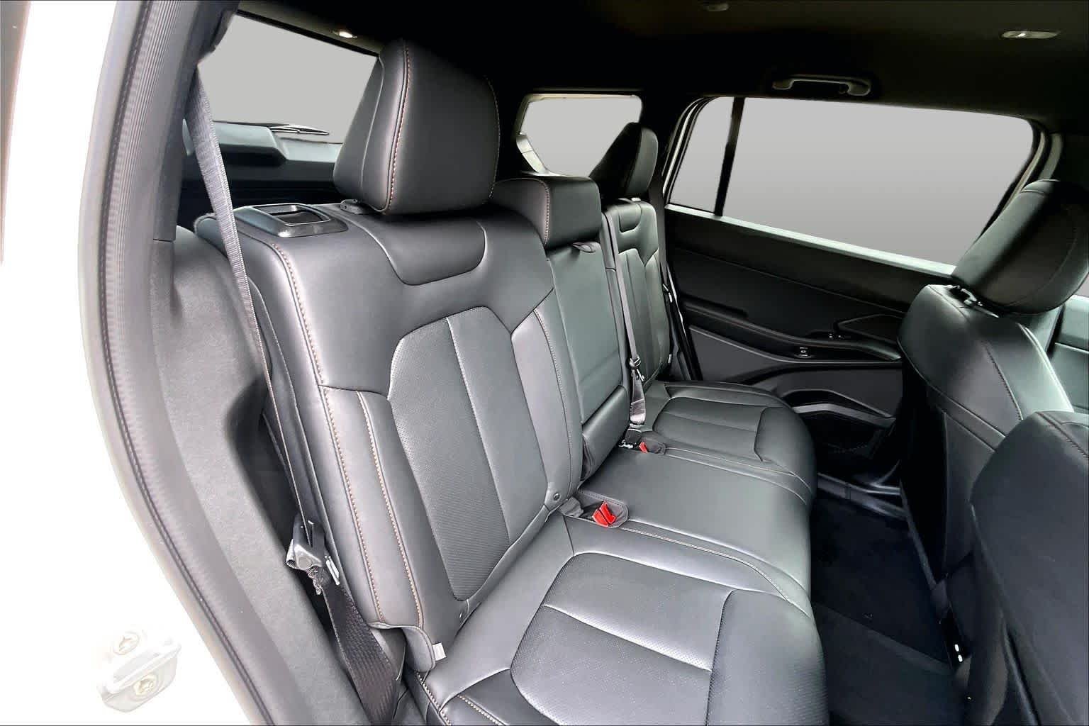 New 2026 Bright White Clear-Coat Exterior Paint Jeep Limited image 23