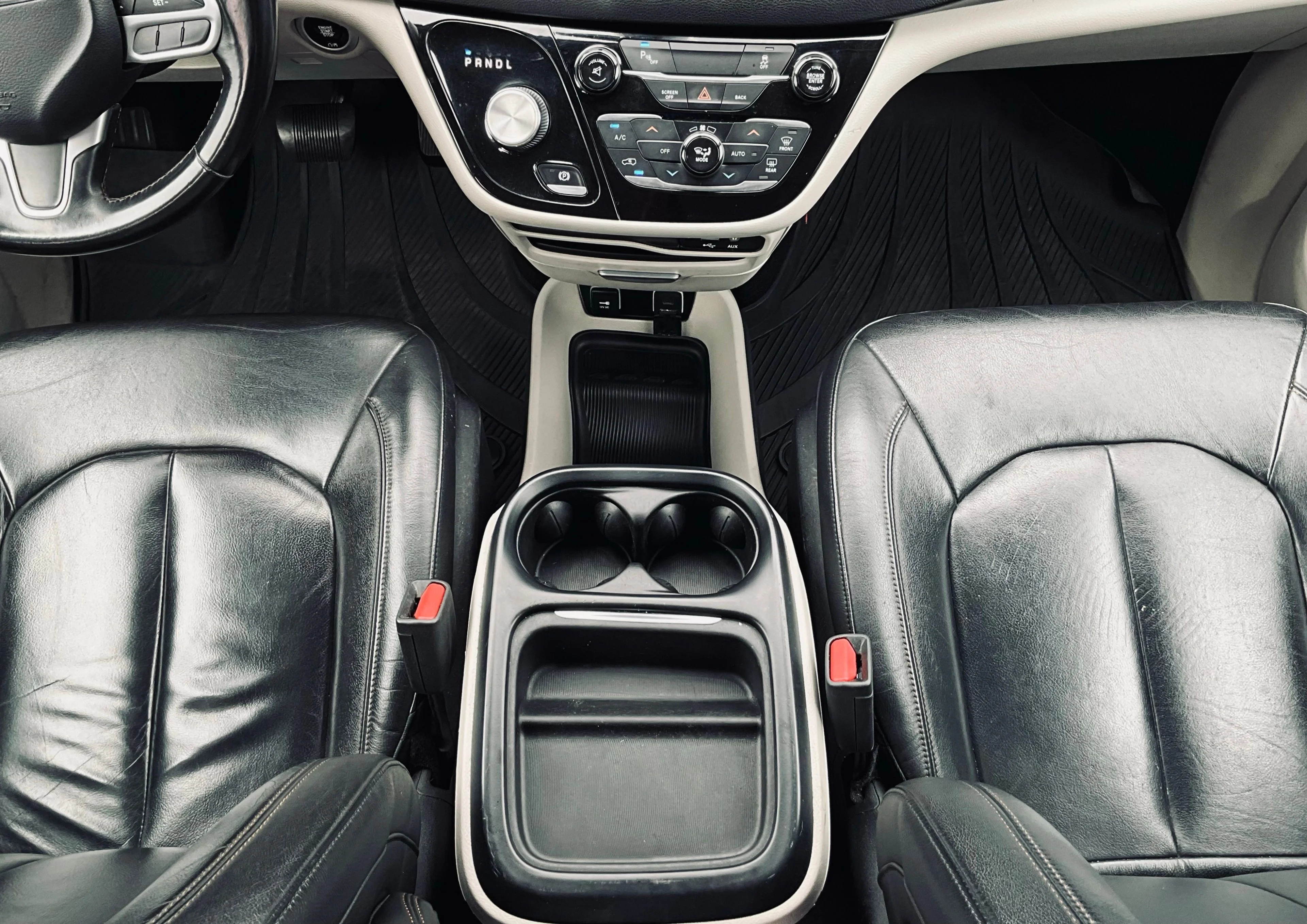 Used 2017 Silver Chrysler Touring L image 27