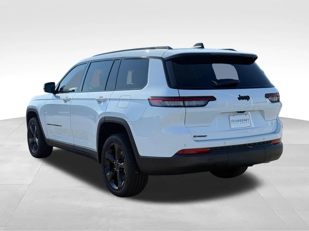 Used 2025 White Jeep Altitude image 3