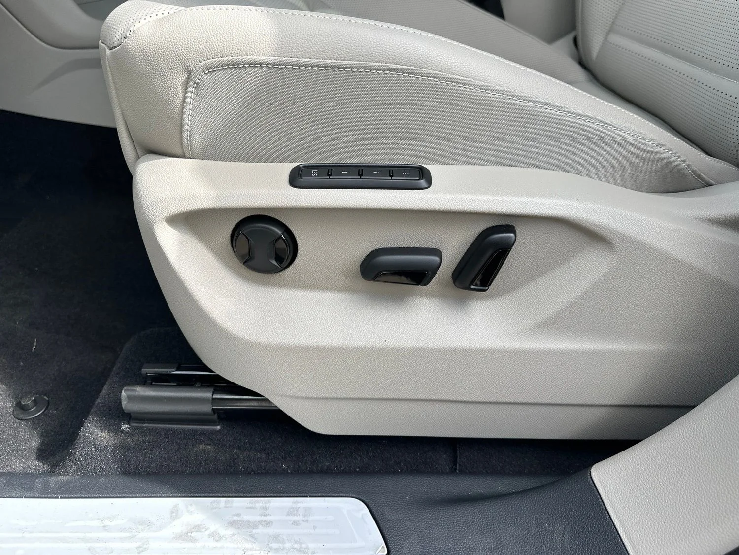 New 2026 White/off-white Volkswagen 2.0T SEL image 13
