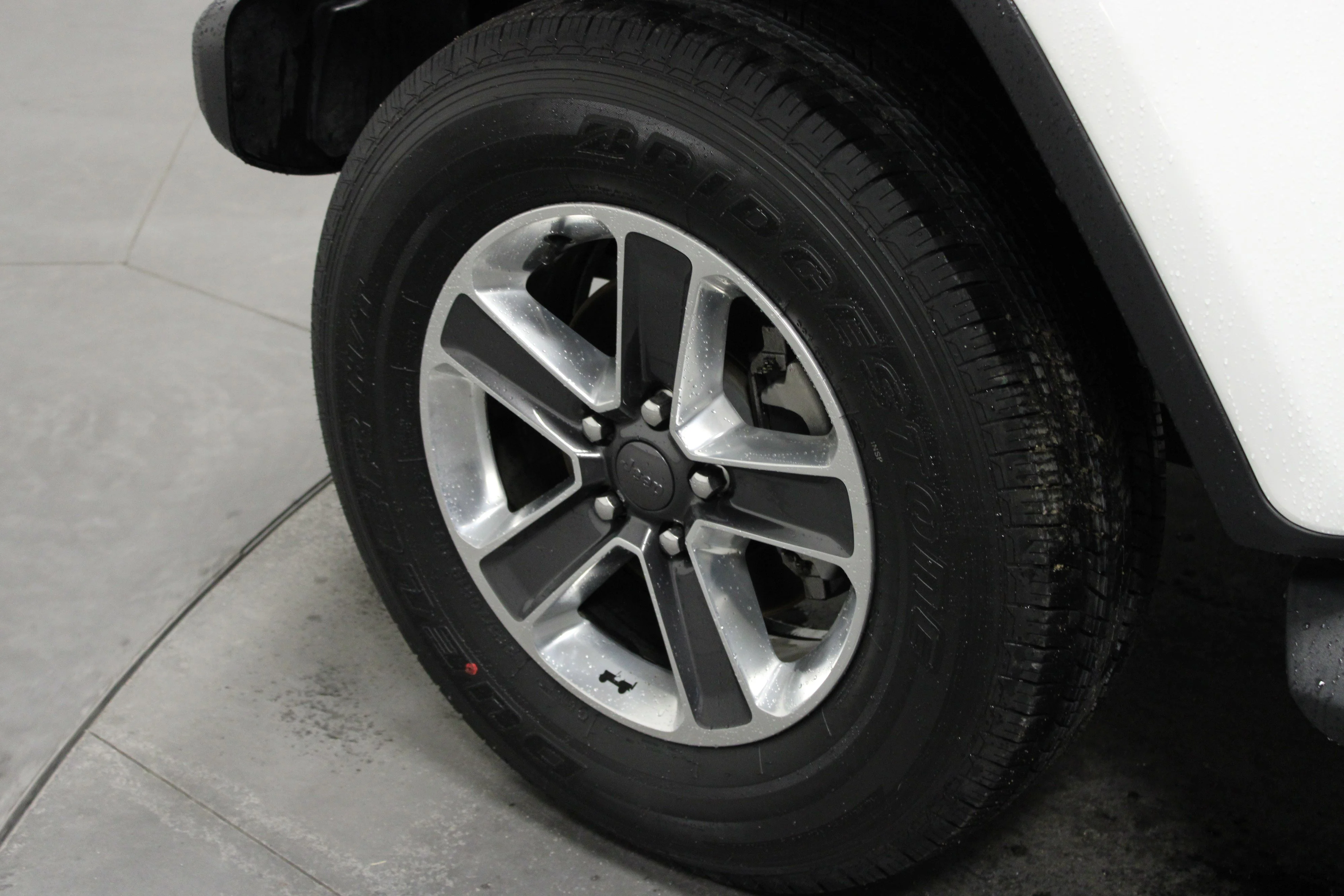 Used 2019 Bright White Clearcoat Jeep Sahara image 10