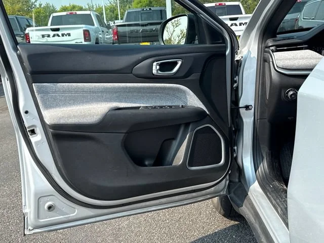 Used 2024 Silver Zynith Metallic Clearcoat Jeep Latitude image 15