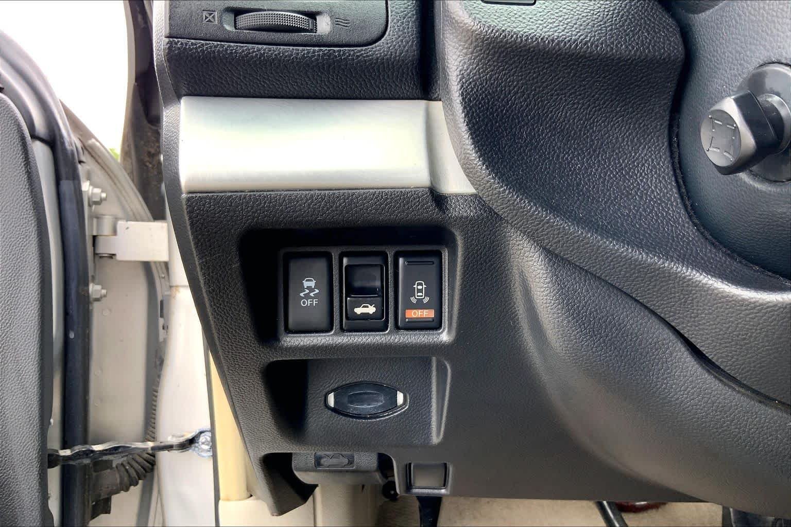 Used 2014 Liquid Platinum INFINITI  image 33