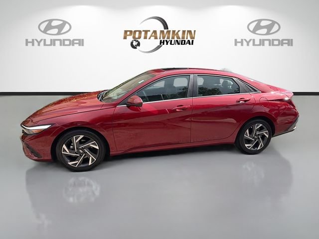 Used 2025 Red Hyundai SEL Convenience image 8
