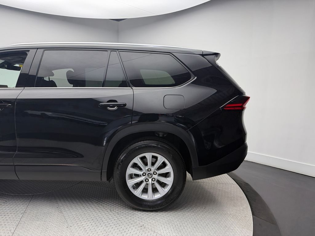 Used 2025  Toyota XLE image 12