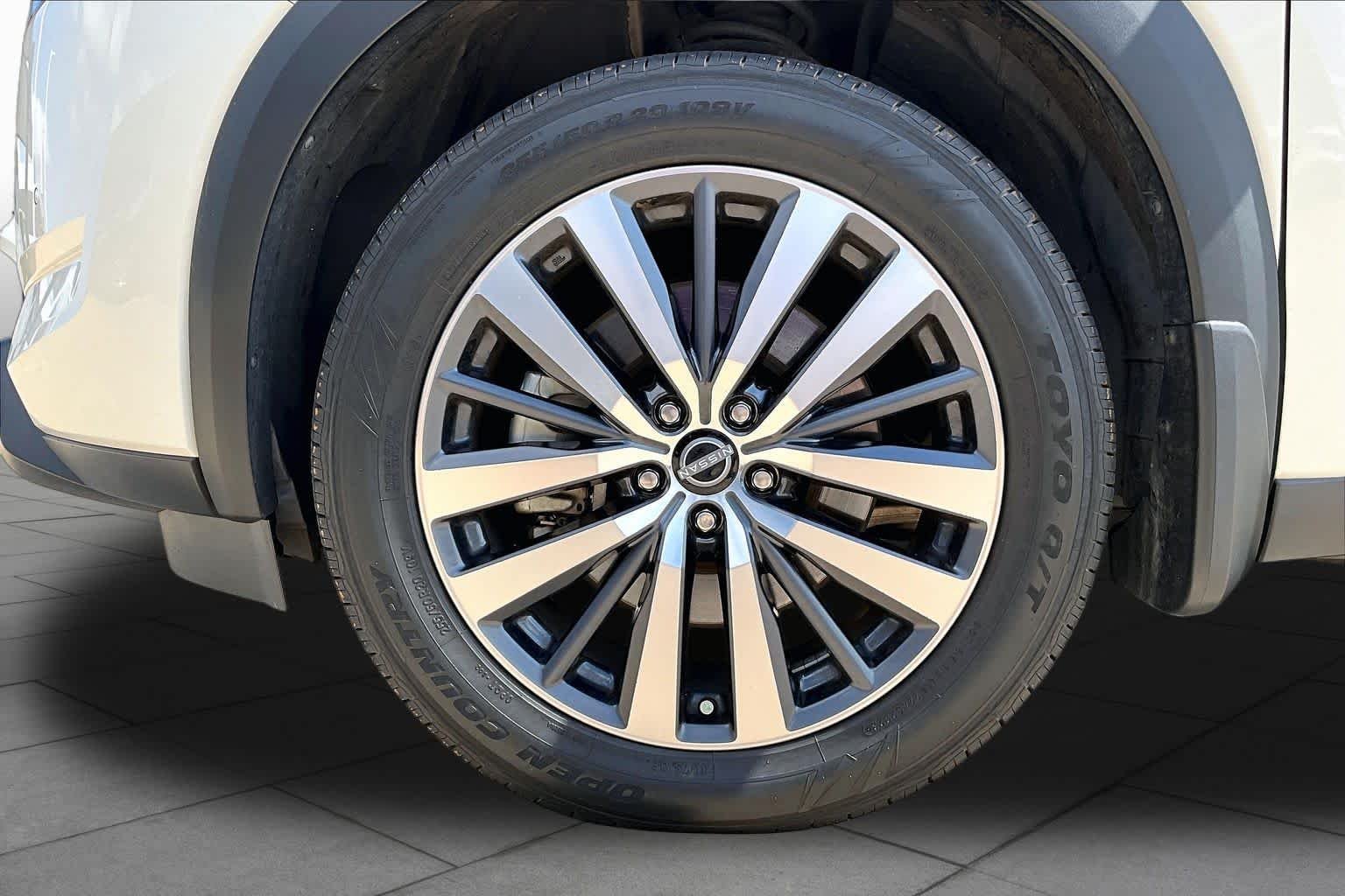 Used 2022 Pearl White Tricoat Nissan Platinum image 10