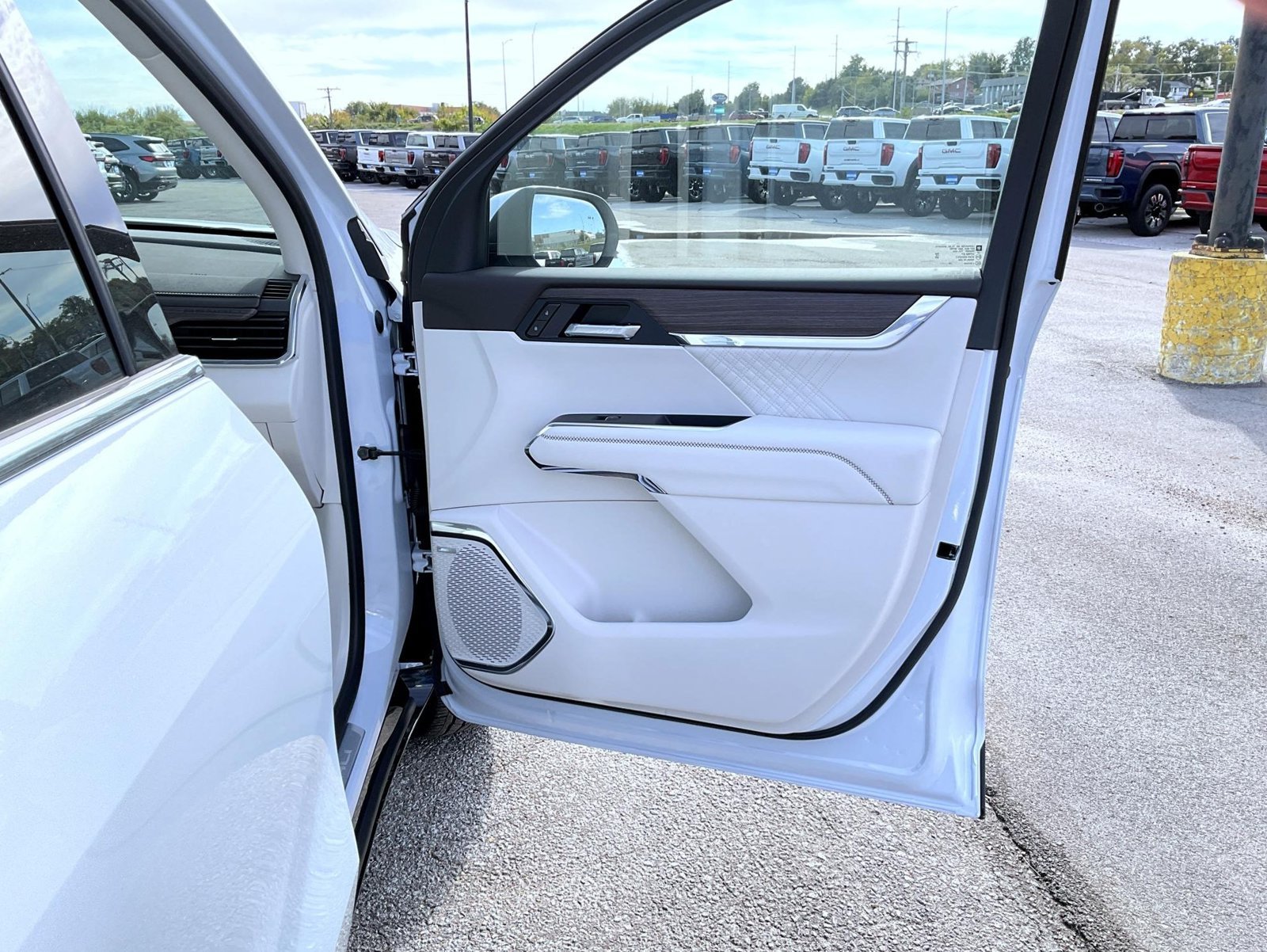 2027 GMC Acadia Denali - Photo 16