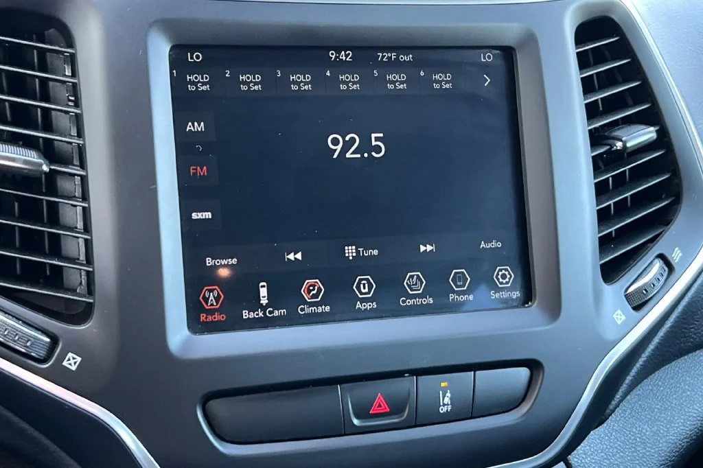 Used 2022 White Jeep Latitude Lux image 21