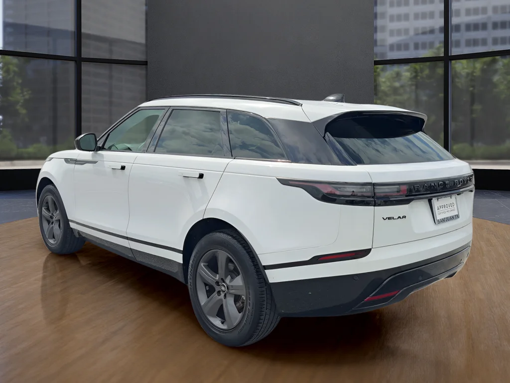 Used 2025  Land Rover Dynamic SE image 3