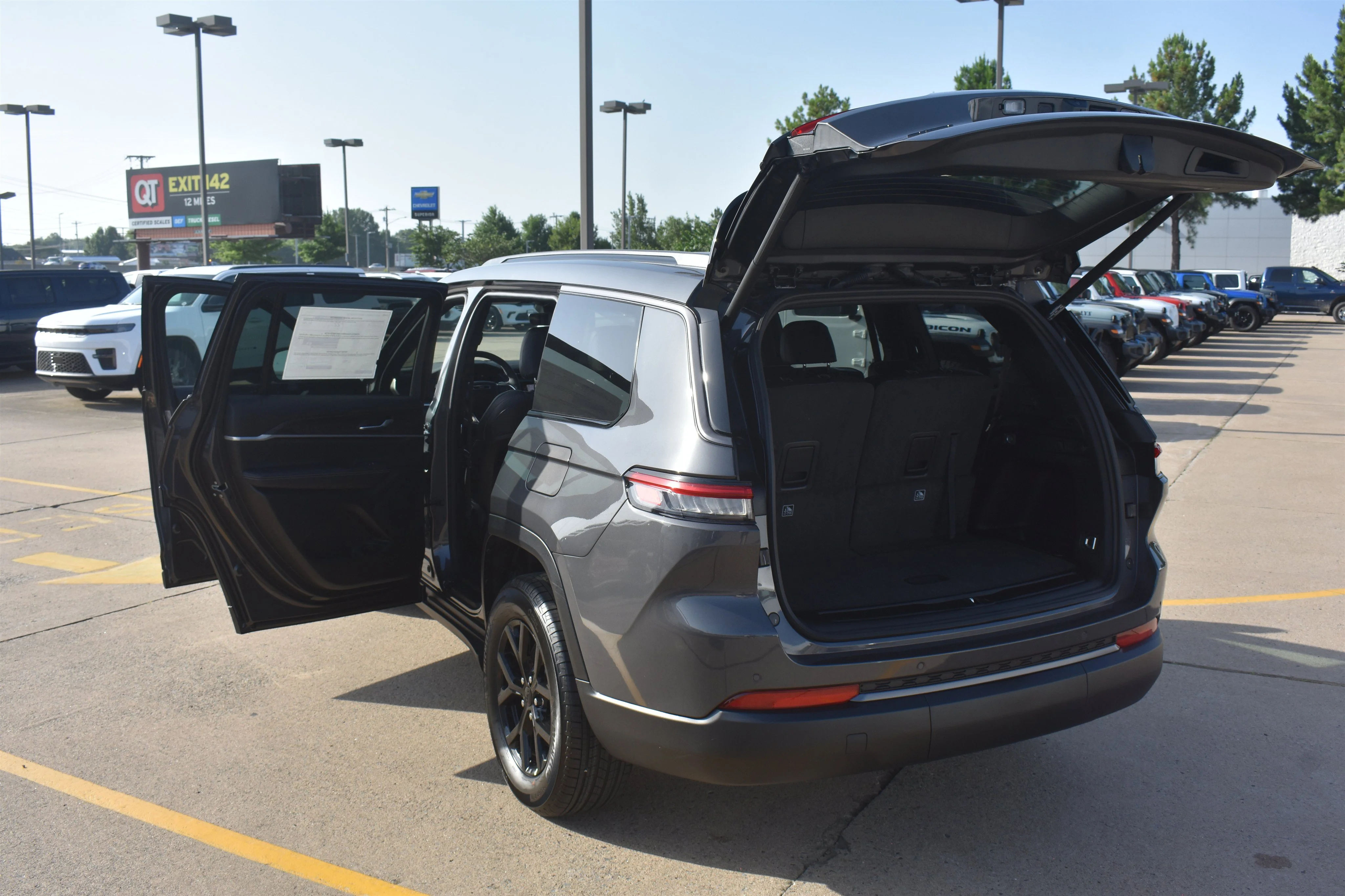 New 2026 Baltic Gray Metallic Clearcoat Jeep Laredo Altitude image 17