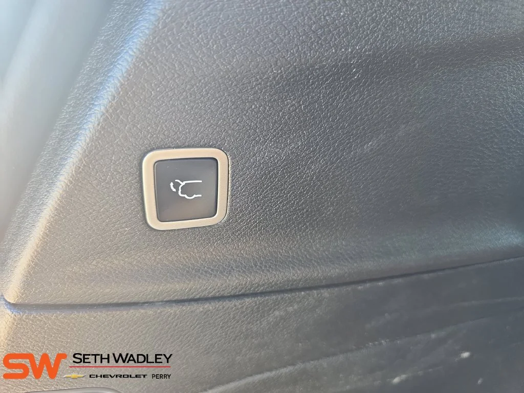Used 2025 Bright White Clearcoat Chrysler Select image 14