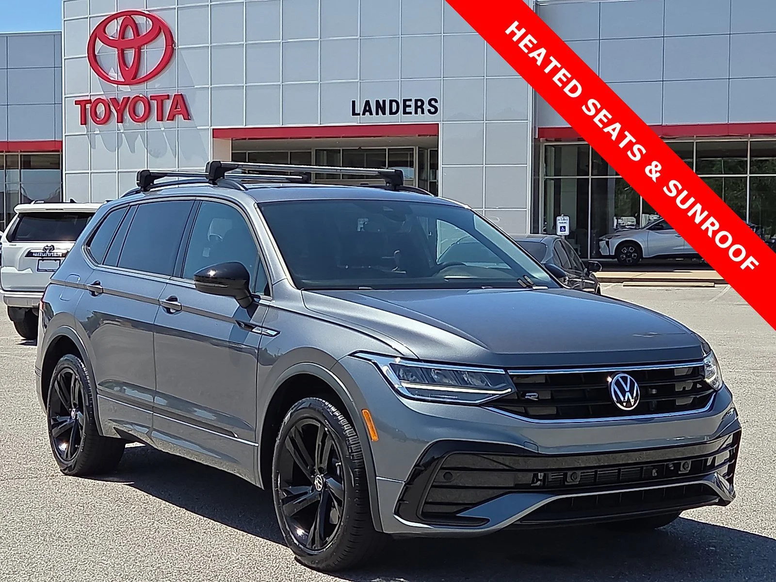 2023 Volkswagen Tiguan 2.0T SE R-Line Black's photo