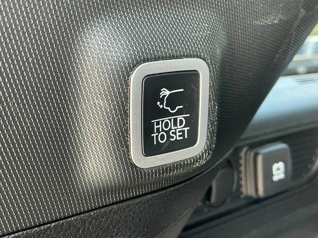 Used 2024 Red Jeep Altitude image 20