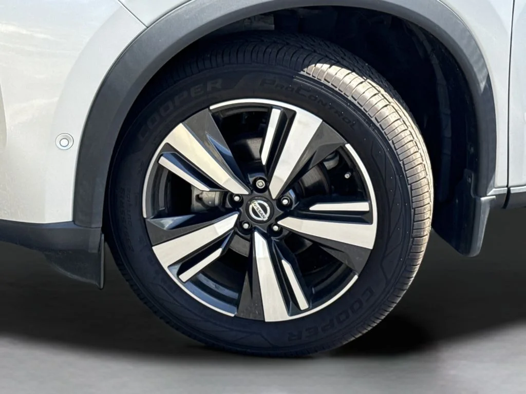 Used 2021 Silver Nissan Platinum image 49