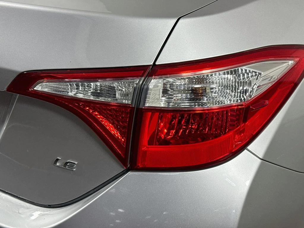 Used 2015 Silver Toyota LE image 30