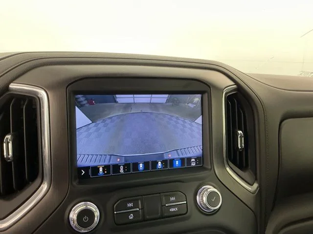 Used 2020 White GMC AT4 image 23