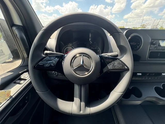 New 2026  Mercedes-Benz Crew 170 WB image 23