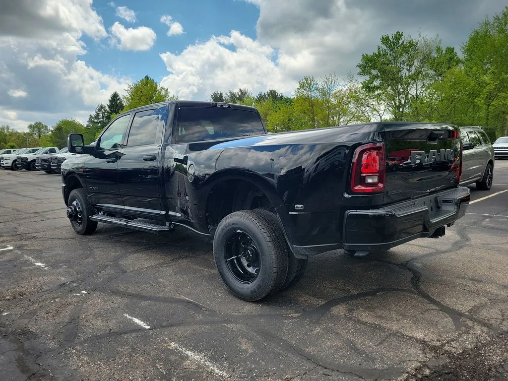 New 2026 Diamond Black Crystal Pearl-Coat Exterior Paint RAM Big Horn image 4