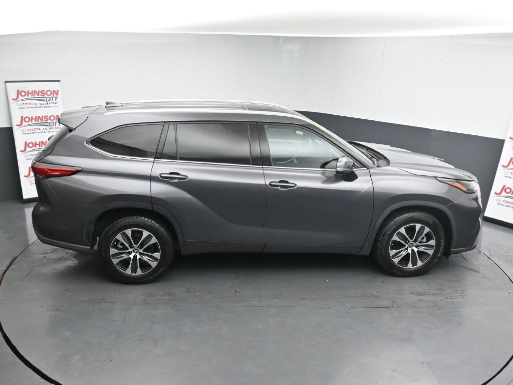Used 2022 Gray Toyota XLE image 31
