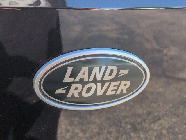 Used 2021  Land Rover R-Dynamic SE image 27