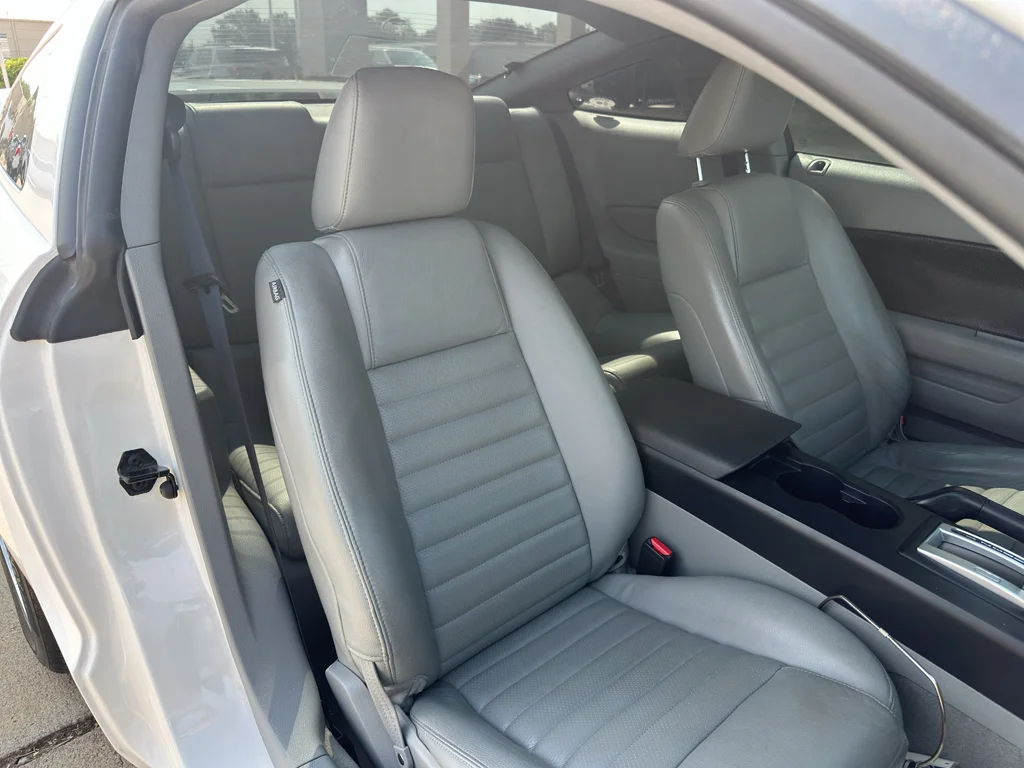 Used 2006 Performance White Clearcoat Ford GT Premium image 28