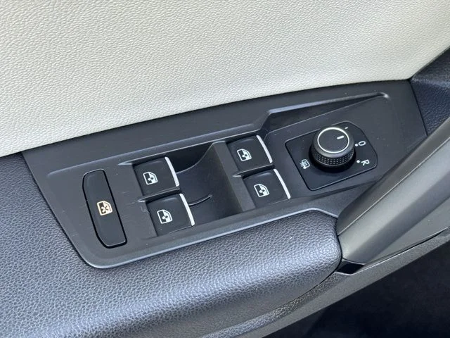 Used 2019 White Volkswagen 2.0T SE image 21