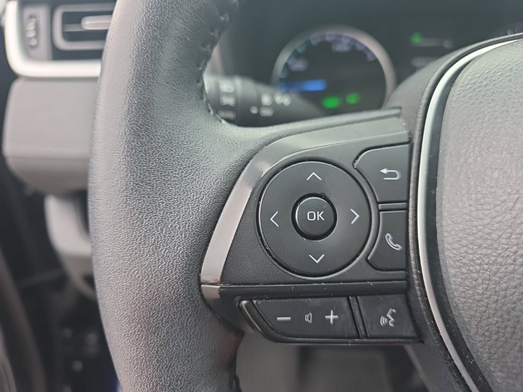 Used 2022  Toyota XLE Premium image 18