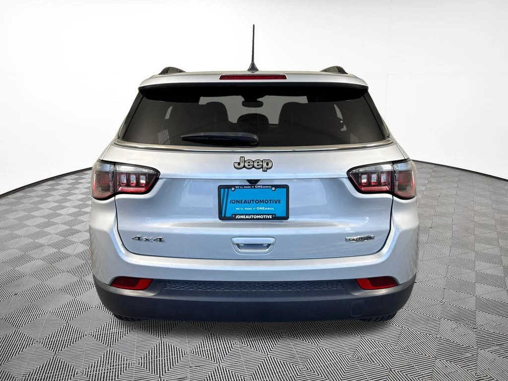 Used 2024 Silver Jeep Latitude image 10
