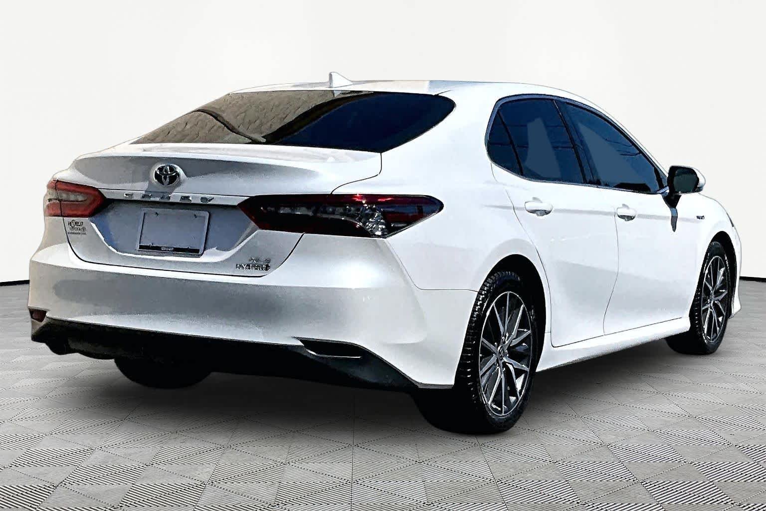 Used 2021 Wind Chill Pearl Toyota Hybrid XLE image 13