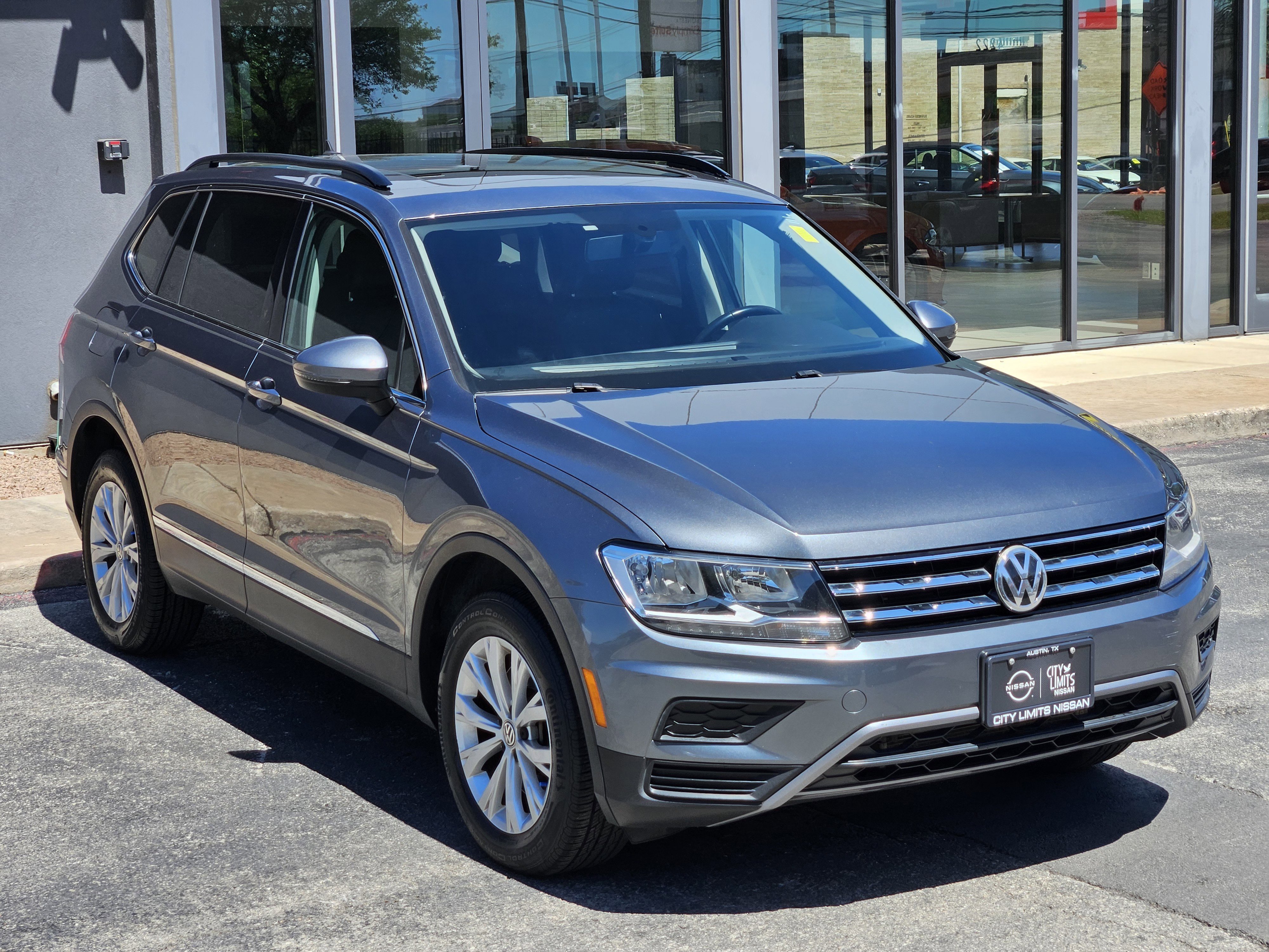 Used 2018 GRAY Volkswagen 2.0T SE 4Motion image 3