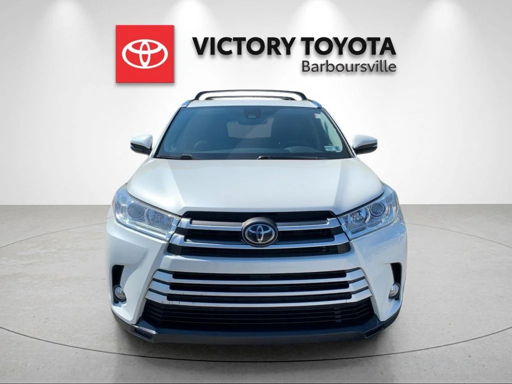 Used 2019 White Toyota XLE image 8