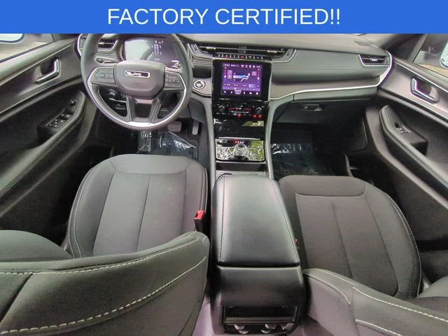Used 2025 White/off-white Jeep Laredo X image 33