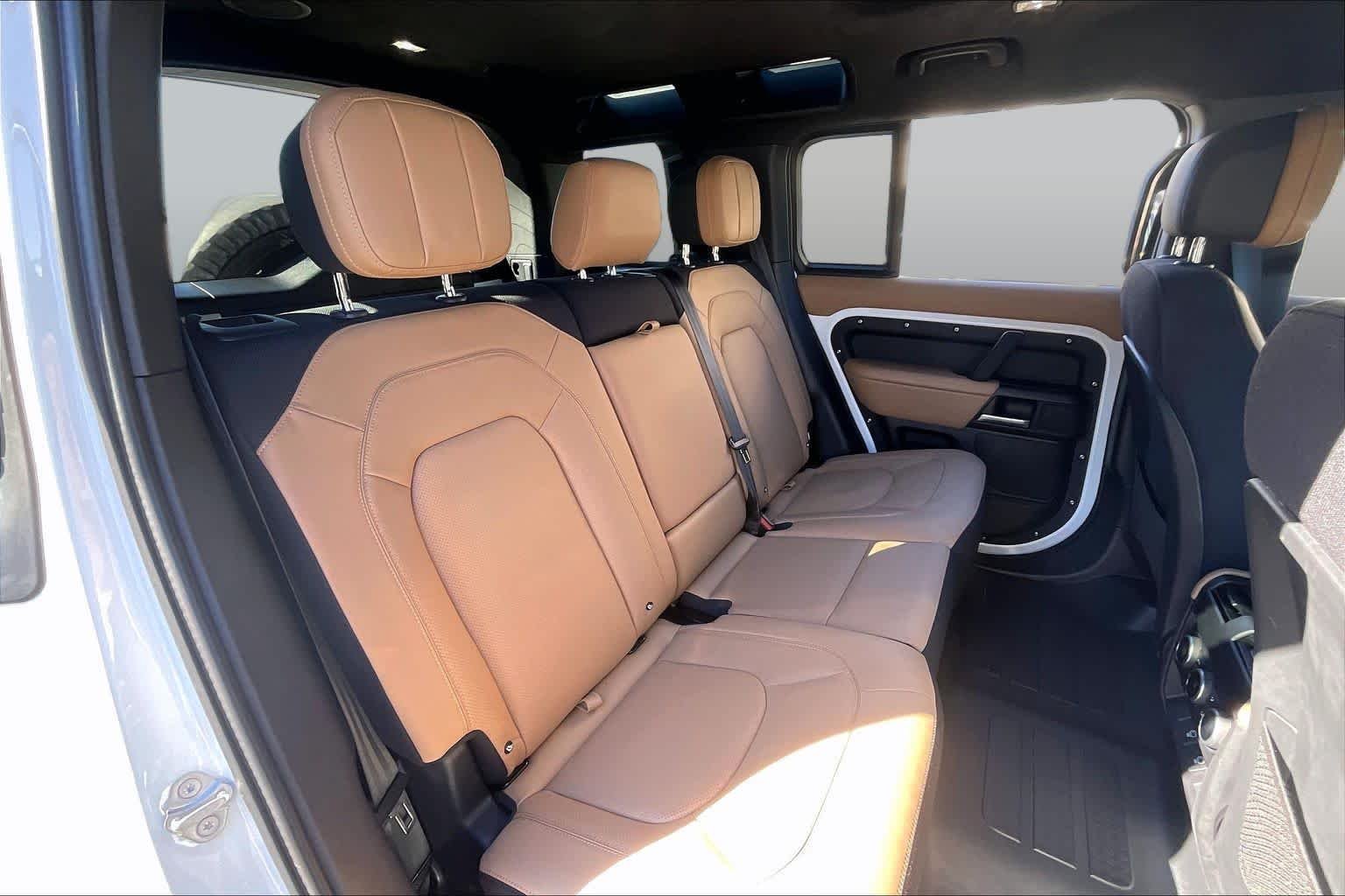 Used 2025 Fuji White Land Rover V8 image 18